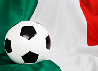 L´evoluzione del calcio in Italia 10 0 Pallone e bandiera italiana